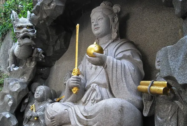 弁財天童子石像