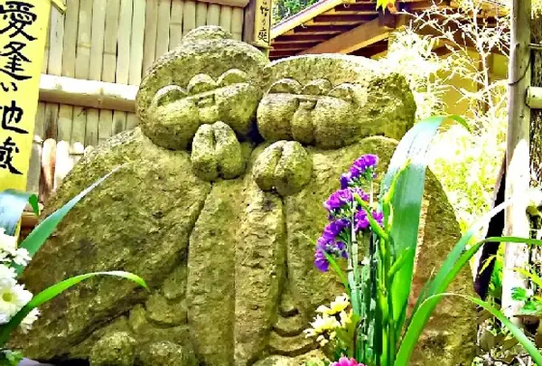 仲睦まじい「愛逢い地蔵さん♥」