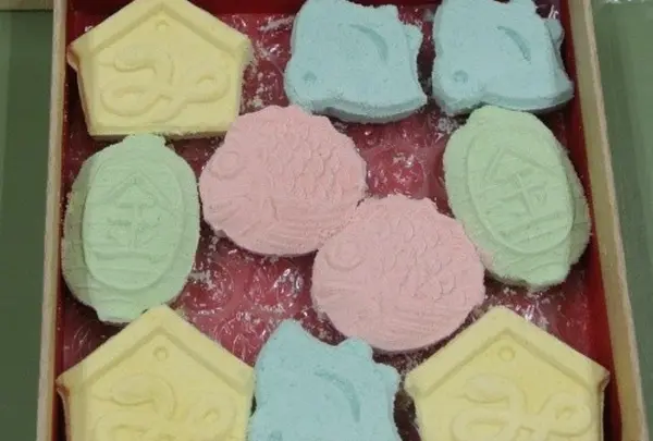 和三盆つくり体験ができる！こんぴらしょうゆ豆本舗参道店