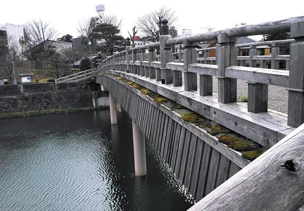 中の橋