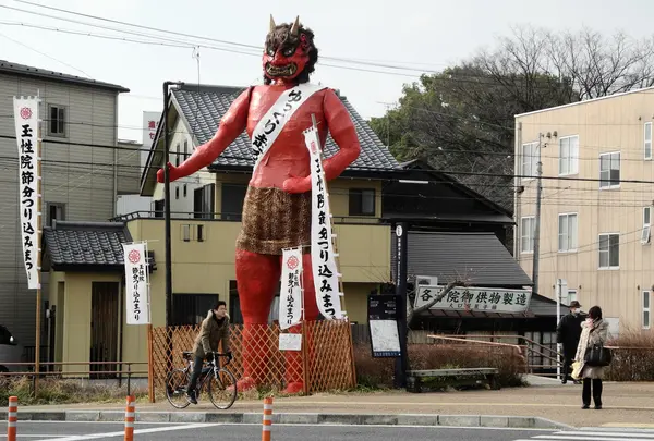 街角に鬼が立つ
