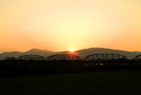 夕日と伊吹山