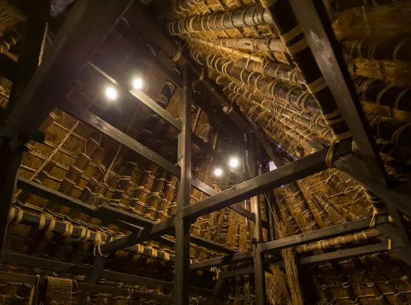 かやぶき屋根の屋根裏