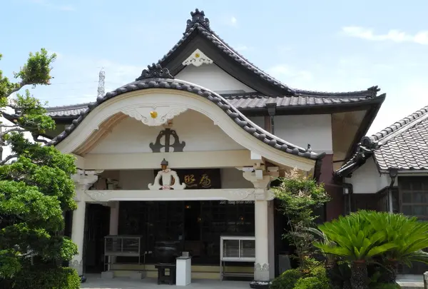 本堂より目立つ大師堂