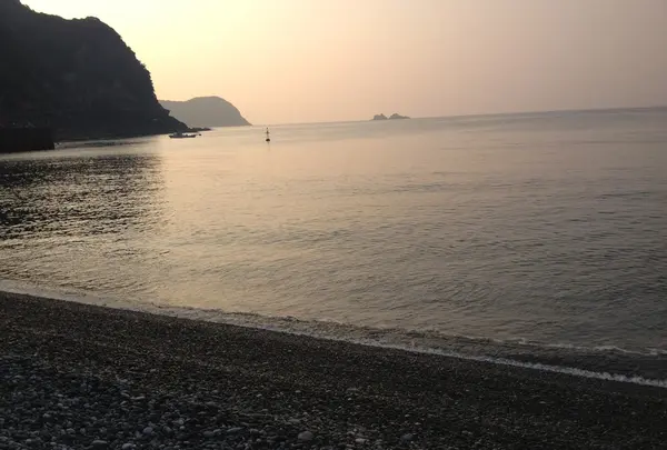 早朝の海