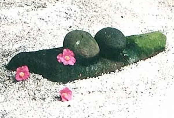子宝に恵まれる石「またげ石」