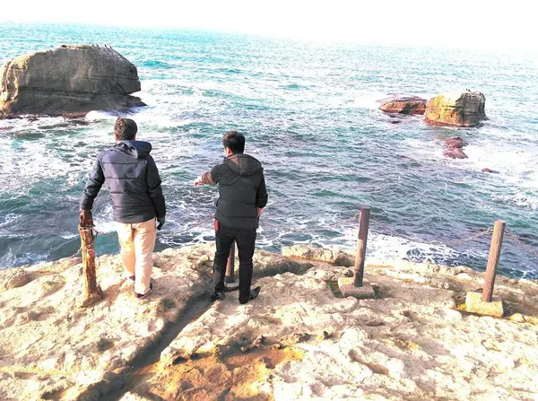 先端から見るコバルトブルーの海
