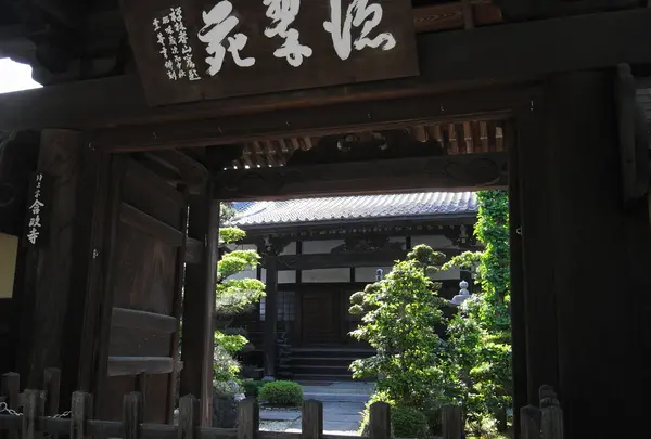 いつも眺めるだけの含政寺