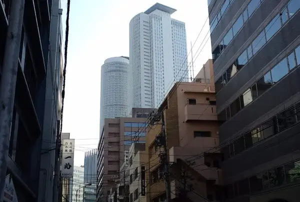 タワーズが見える路地