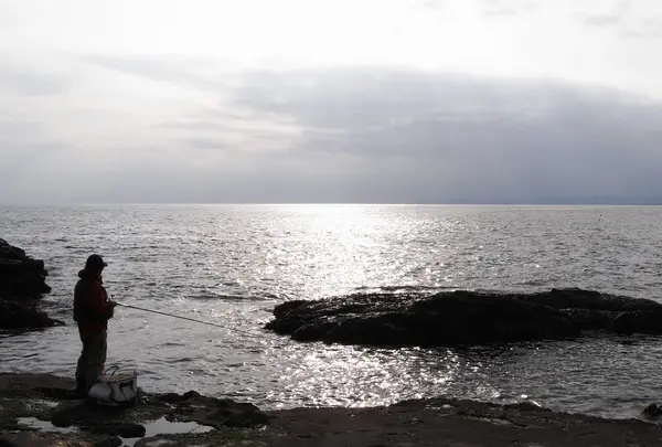 海が鈍く輝いていた