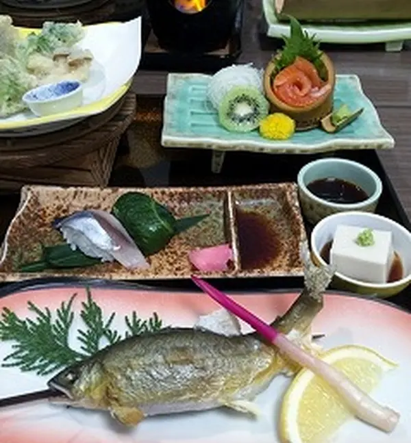 山間の宿ならではの夕食です