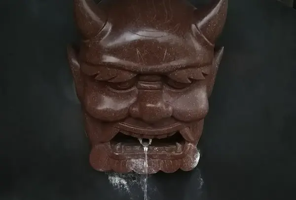 鬼の口から温泉水が！！