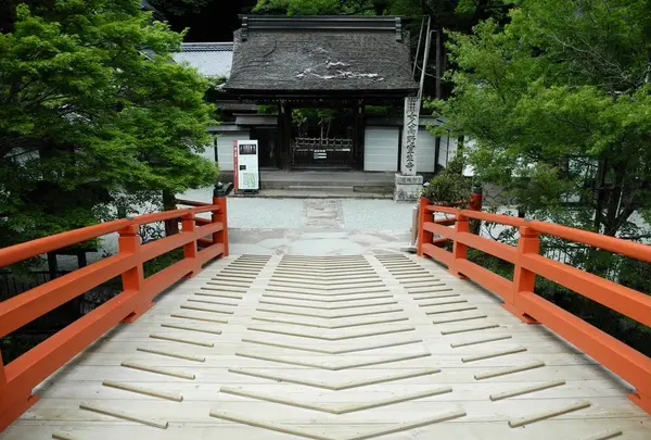 赤い橋の先が境内