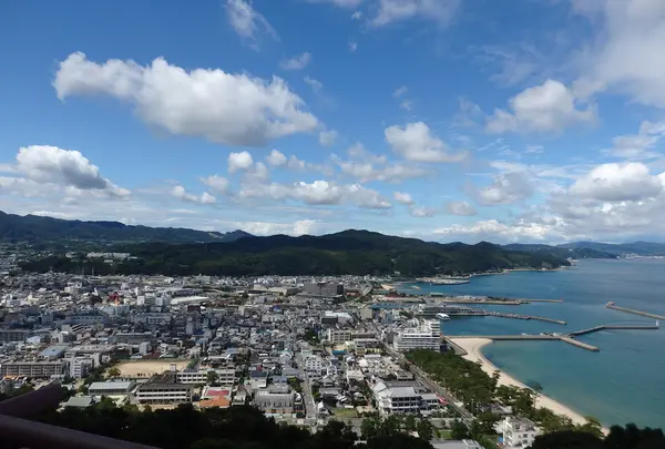 展望台からは洲本市街地を一望できます。