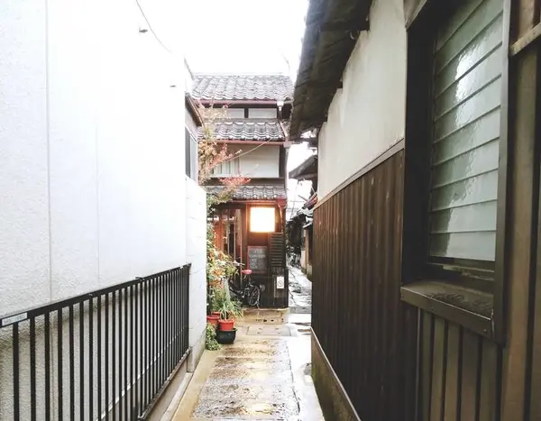 細い石畳の路地の先に...
