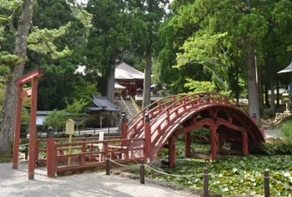 朝熊岳の山頂にあります