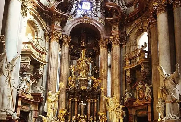 Kostel sv. Mikuláše St. Nicholas Church（聖ミクラーシュ協会）