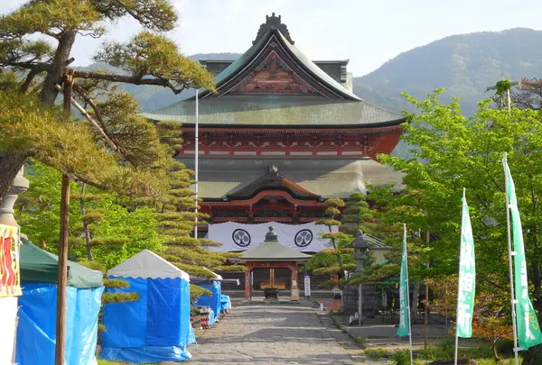 まだ拝観前の境内