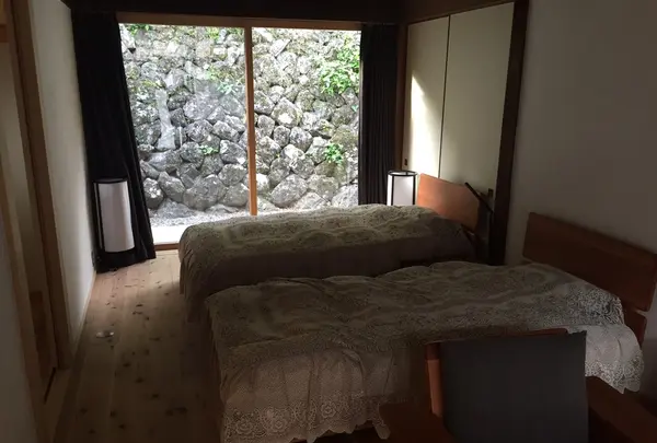 険しい山道の先にあるシンプルでカッコイイ宿！