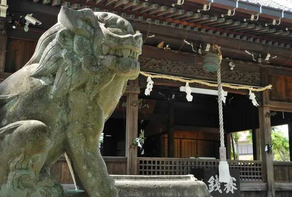 八剣神社を横切るJR