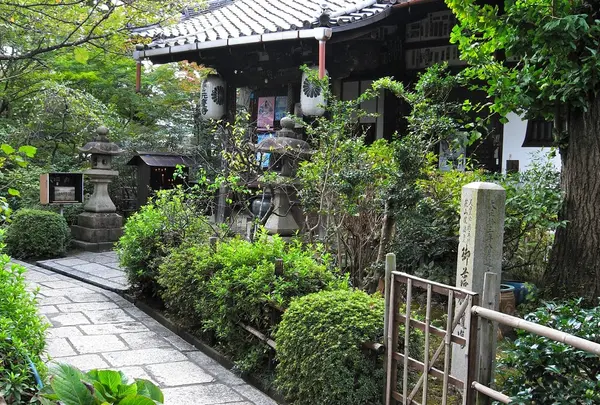 境内はまるで庭園