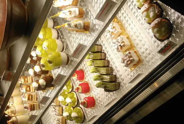 随時😃15種類のケーキが並ぶ