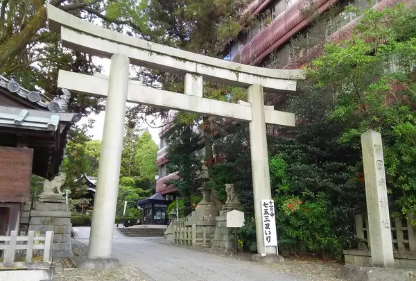 ひっそりたたずむ石鳥居