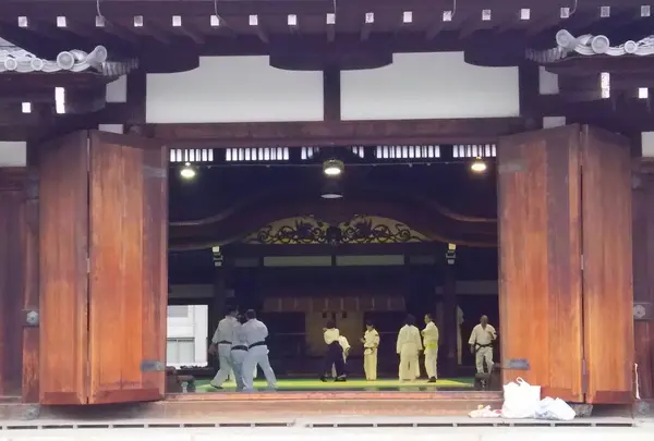 凜とした空気が漂います