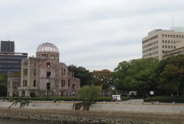 元安川の対岸からみた原爆ドーム
