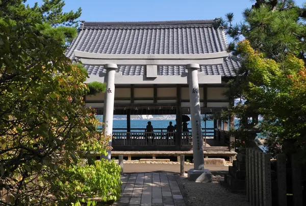 海に向かって建つ