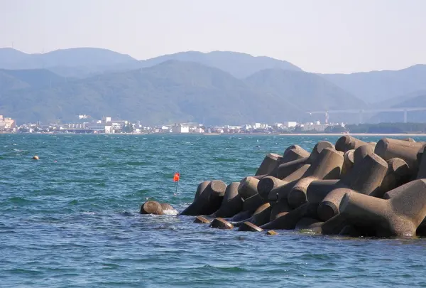 湾の向こう側は工場群