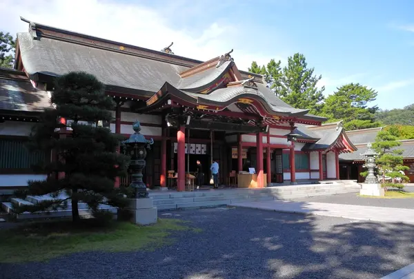 廻廊内の境内。