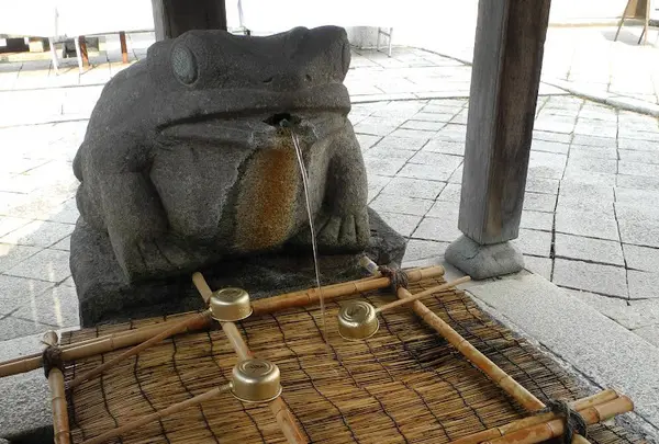 カエルの手水