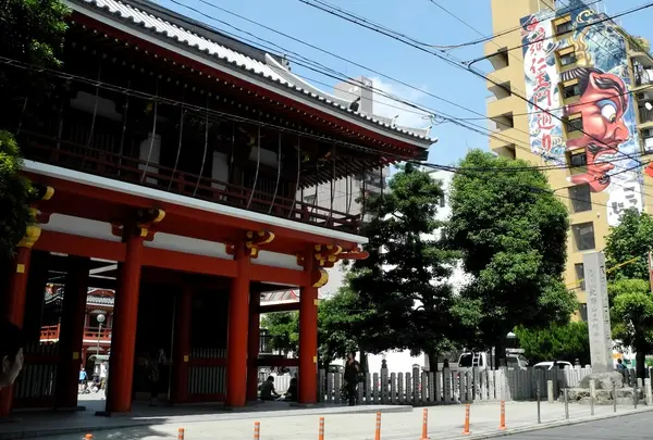 位置を変えた仁王門