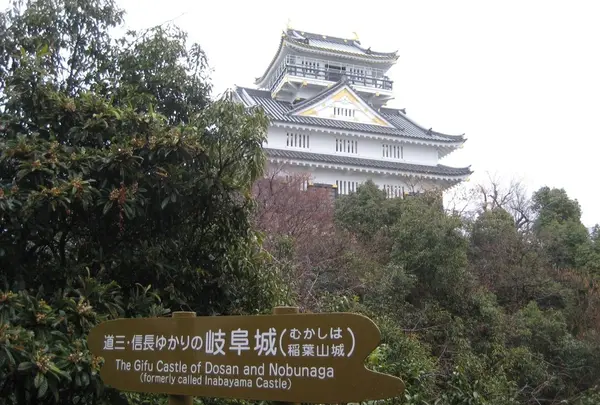 山の上に佇む天守閣