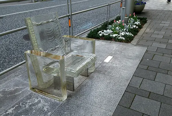 ベンチやお花がちらほら