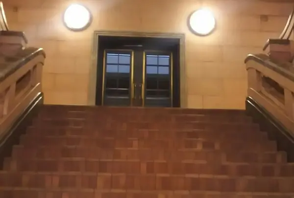 立派な階段は3階まで