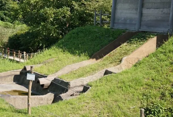 この溝の正体は・・・？