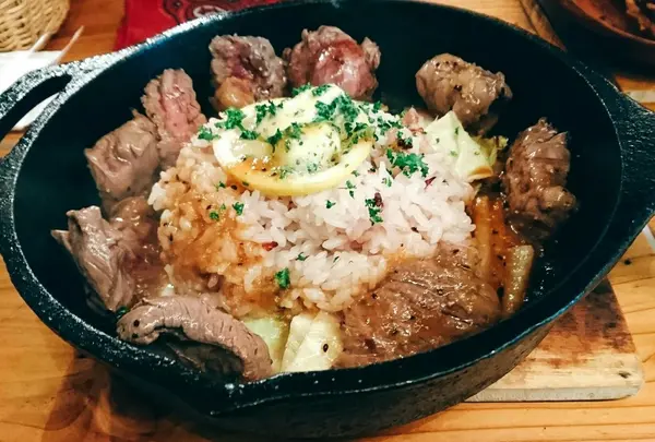 BBQスタイルステーキのせライス