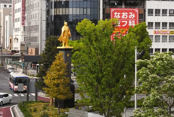 岐阜駅前の新名所 金ピカの信長像の写真・動画_image_11940