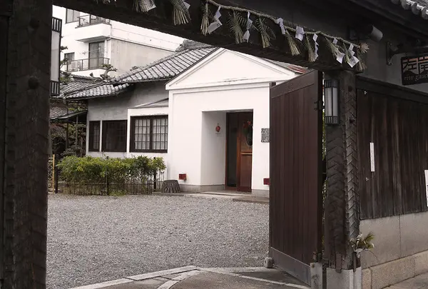 中庭の先に洋風の建物