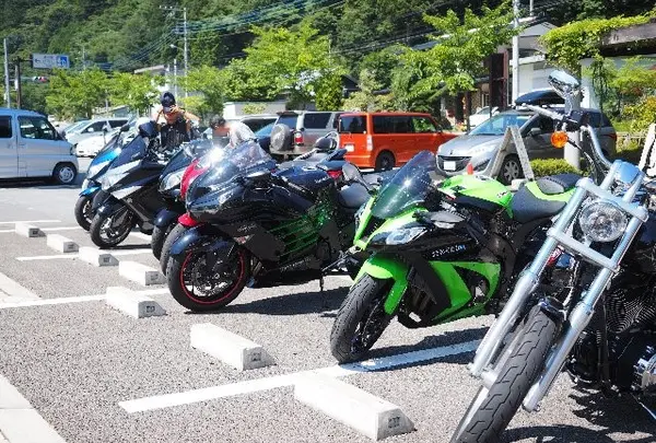 駐車場はカラフルです♪