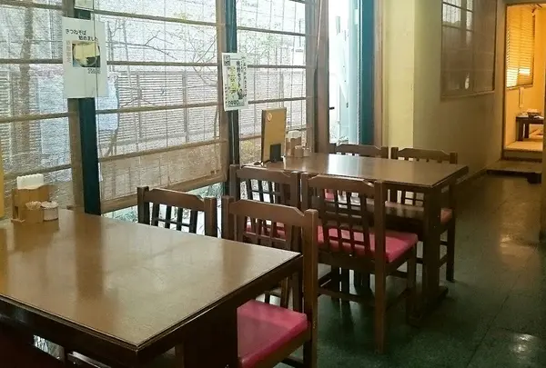 カウンターとテーブル席、奥には座敷もあります。