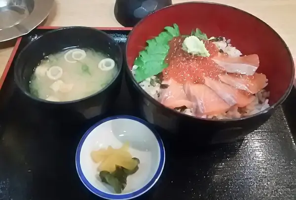 サーモンの刺身といくらが乗った丼