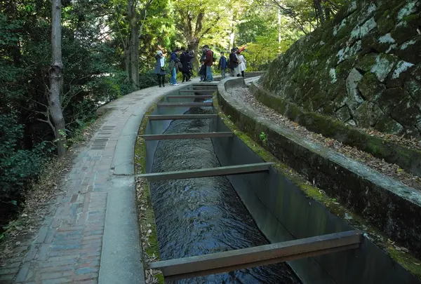 水路の上は散策路