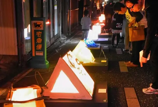 道路の両側にズラリと並ぶ