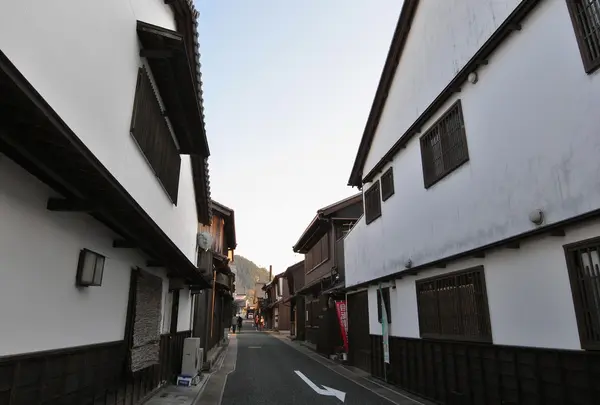 白壁の路地