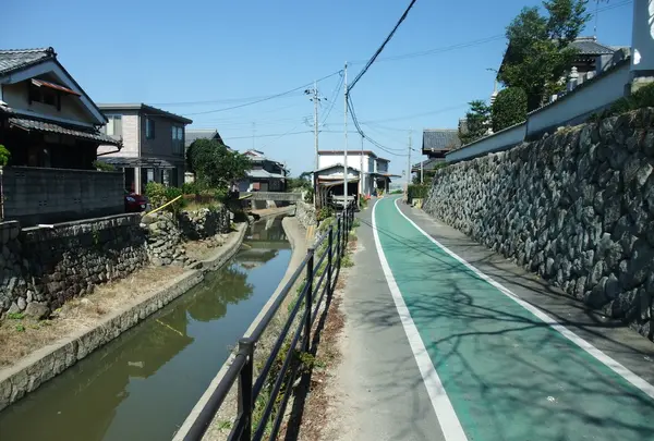 水路と石垣とサイクリング