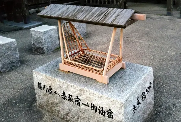 赤坂宿の籠モニュメント