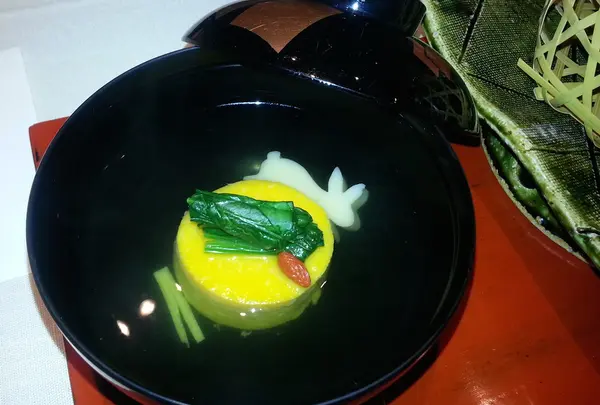 お椀の中にウサギが！